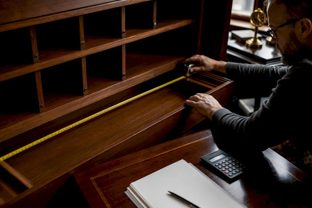 Measuring interior of a cigar humidor