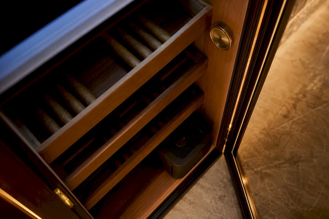 Lower shelf humidifier inside cigar cabinet